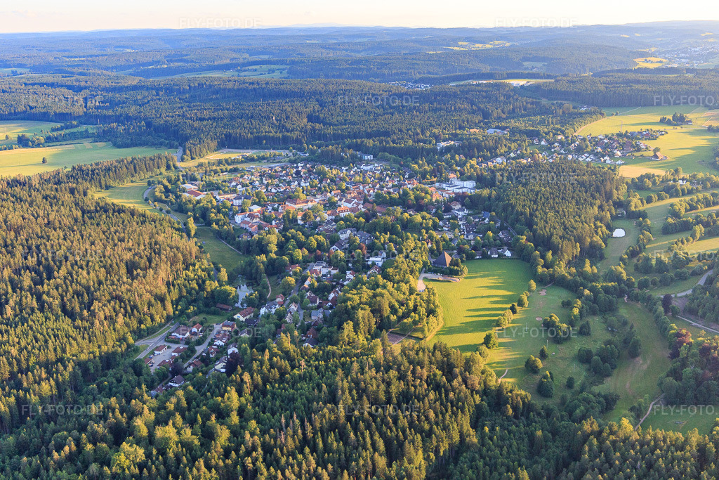 Luftbild: Ortsansicht aus Nordosten in Königsfeld im Schwarzwald im Bundesland Baden-Württemberg in Deutschland. Foto: IMG_148722.jpg vom 27.06.2025 durch Werner Riehm/FLY-FOTO.de