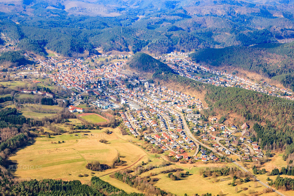 Luftbild: Ortsansicht von Osten in Dahn im Bundesland Rheinland-Pfalz in Deutschland.Foto: IMG_38399.jpg vom 20.03.2011 durch Werner Riehm/FLY-FOTO.deAuflösung des Originals: 4752 x 3168 px