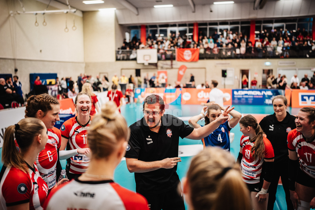 Volleyball | Frauen | Saison 2025/2026 | Volleyball Bundesliga | ETV Hamburger Volksbank Volleys vs. Binder Blaubären TSV Flacht | 06.12.2025 | Trainer Markus Friedrich (ETV Hamburger Volksbank Volleys) gibt letzte Anweisungen an seine Mannschaft