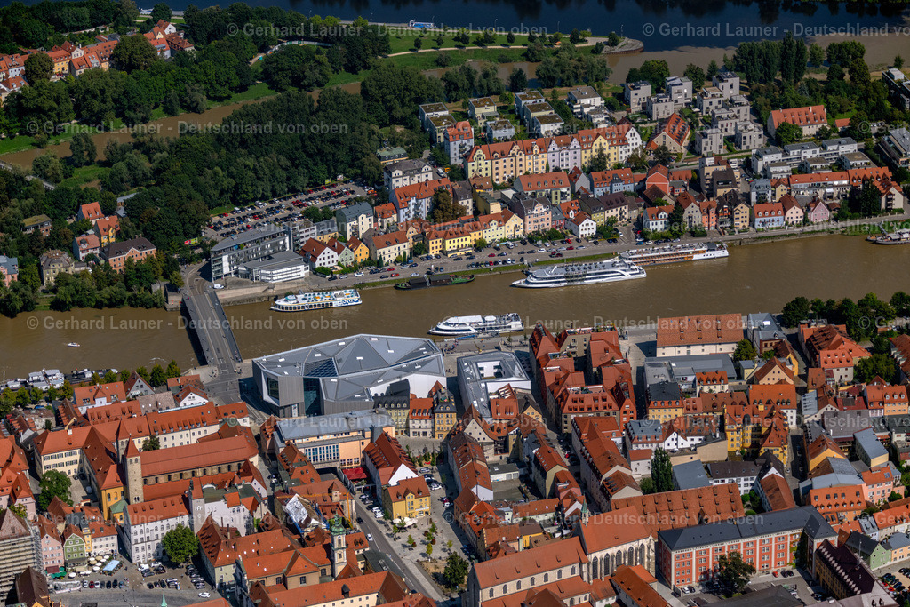 4050791 | REGENSBURG 02.09.2021 Museums- Gebäude- Ensemble " Haus der Bayerischen Geschichte - Museum " am Donaumarkt in Regensburg im Bundesland Bayern, Deutschland. Weiterführende Informationen bei: Bayerisches Staatsministerium für Wissenschaft und Kunst,  RIEDEL BAU AG HOLDING,  wörner traxler richter planungsgesellschaft mbh. // Museum building ensemble " Haus of Bayerischen Geschichte - Museum " on Donaumarkt in Regensburg in the state Bavaria, Germany. Further information at: Bayerisches Staatsministerium fuer Wissenschaft und Kunst,  RIEDEL BAU AG HOLDING,  woerner traxler richter planungsgesellschaft mbh. Foto: Gerhard Launer