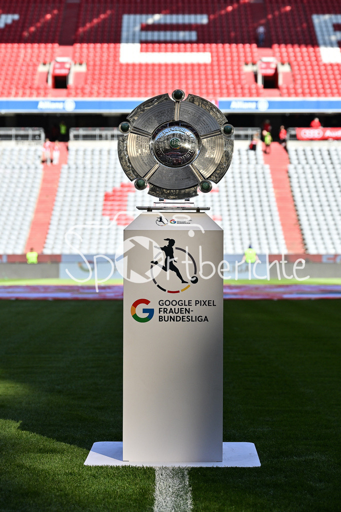 FC Bayern München - Bayer 04 Leverkusen | Die Meisterschale der Google Pixel Frauen Bundesliga steht vor Anpiff in der Sonne / Symbolbild / Google Pixle Frauen-Bundsliga: FC Bayern München - Bayer 04 Leverkusen; Allianz Arena am 06.09.2025