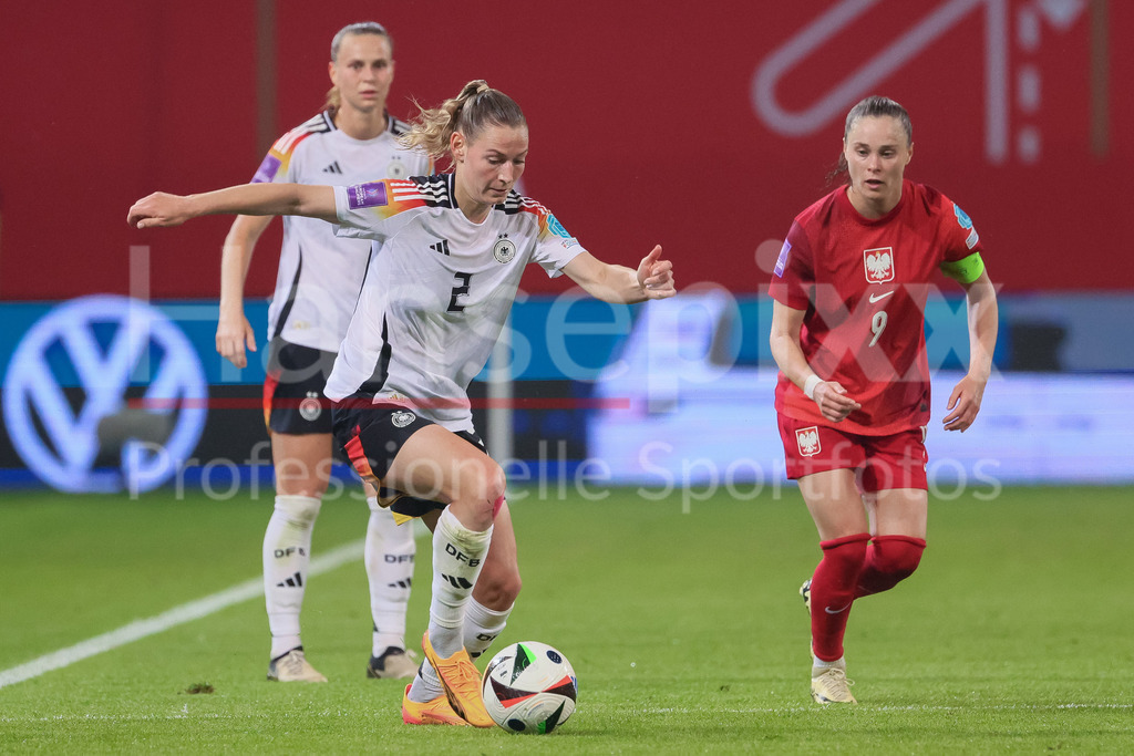 Fussball, EM-Qualifikation Frauen, Deutschland - Polen | v.li.: Sarai Linder (Deutschland, DFB, 2) am Ball, Einzelbild, Ganzkörper, Aktion, Action, Spielszene, ü09