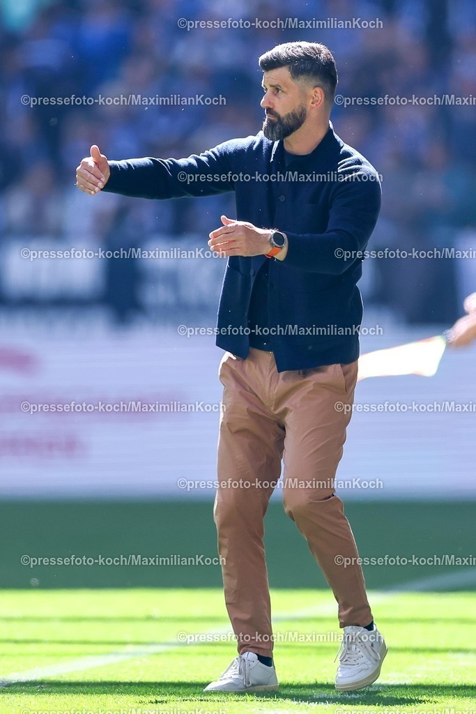 S0419042601058 | 19.04.2026, Fußball, FC Schalke 04 - SC Preußen Münster, 30. Spieltag, 2. Fußball Bundesliga, Veltins-Arena Gelsenkirchen, Saison 2025 2026: Cheftrainer Miron Muslic (Schalke04) gestikulierend am Spielfeldrand   DFB regulations prohibit any use of photographs as image sequences and or quasi-video.