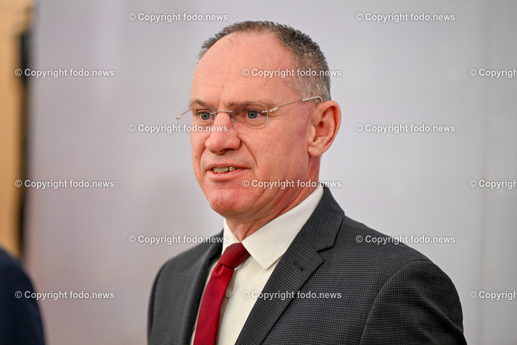 Pressekonferenz Land Ooe_ BM Karner_ LH  Stelzer_ 30.01.2024-19 | 30.01.2024, Linz, AUT, Pressekonferenz Land Ooe, BM Karner, LH Stelzer, Personaloffensive bei der Polizei – Rueckblick und Ausblick im Bild BM Gerhard Karner (VP, Inneres)