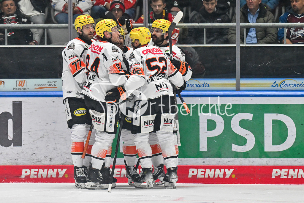 Augsburger Panther - Löwen Frankfurt | Jubel der Frankfurter nach dem Treffer zum 2-1 durch Cameron BRACE (Löwen Frankfurt 86) / Tor / Torschuetze / Freude / Happy beim match zwischen den Augsburger Panthern und den Löwen Frankfurt am 8. Spieltag der Penny DEL im Curt Frenzel Stadion am 19.10.2025
