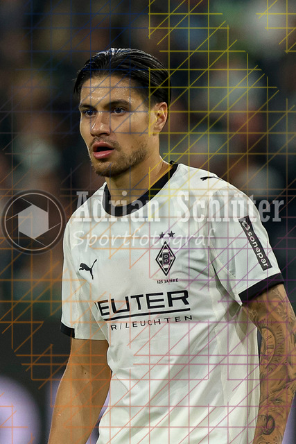 Borussia Mönchengladbach vs Eintracht Frankfurt - Bundesliga  | Mönchengladbach, Deutschland, 27.09.25:   Kevin Diks (Borussia Mönchengladbach) in Aktion am Ball, Einzelaktion waehrend des Spiels der Bundesliga zwischen Borussia Mönchengladbach vs Eintracht Frankfurt im Stadion im Borussia Park(Foto von Brauer-Fotoagentur / Adrian Schlueter)