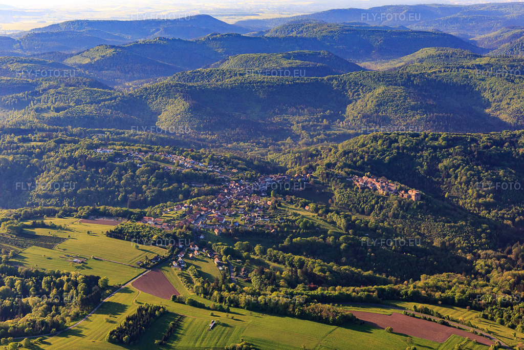 Vue aérienne: Vue du village dans la région vallonnée d'Alsace, dans les Vosges du Nord, avec le château de Lützelstein / Château de La Petite-Pierre le matin depuis le nord à La Petite-Pierre dans le département Bas Rhin, France – .Photo: IMG_145928.jpg prise le 01/05/2025 par Werner Riehm/FLY-FOTO.eu – Résolution de l'original: 5472 x 3648 px – Château de La Petite Pierre - Maison du Parc - Tourisme CCHLPP