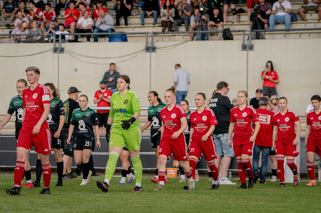 Fußball I Frauen I Saison 2025-2026 I Niedersachsen-Pokal I Finale I FC Jesteburg-Bendestorf - Hannover 96 I 22318 | jns.sportfotos - Realisiert mit Pictrs.com