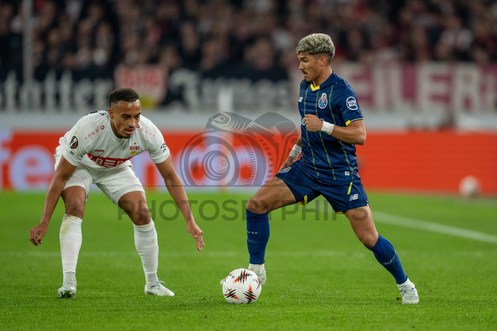 VfB Stuttgart vs. FC Porto, Fussball, Europa League, Achtelfinale, Hinspiel, 12.03.2026 | William Gomes (FC Porto, #07) am Ball gegen Jamie Leweling (VfB Stuttgart, #18),VfB Stuttgart vs. FC Porto, Fussball, Europa League, Achtelfinale, Hinspiel, 12.03.2026Foto: photosbyphips/Philip Ziegler