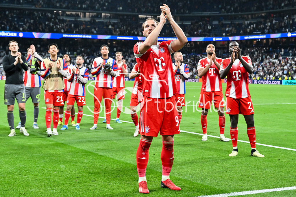 Real Madrid - FC Bayern München | MADRID, SPAIN - 07. APRIL: Bayern Munich celebrating with the Fans after the UEFA Champions League match between Real Madrid vs. FC Bayern Munich on Quarterfinal first leg at Estadio Santiago Bernabeu / Harry KANE (FC Bayern Munich 9)