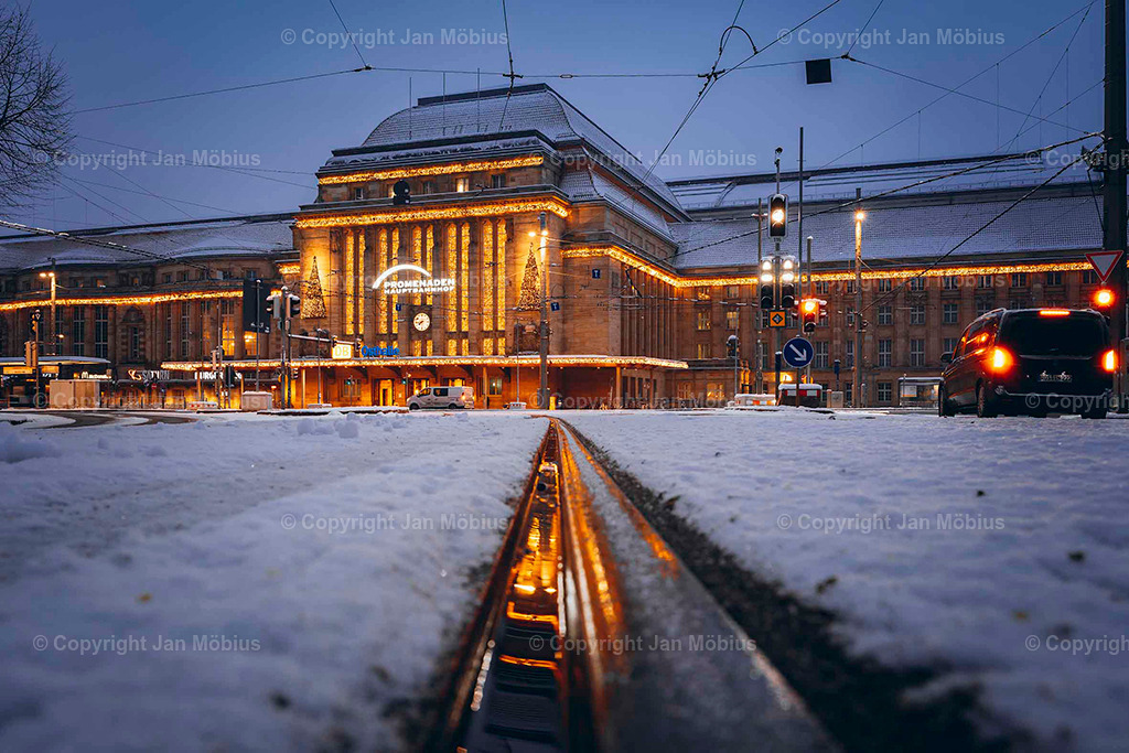 Leipziger Hauptbahnhof | Der Leipziger Hauptbahnhof ist nicht nur ein Verkehrsknotenpunkt, sondern auch architektonisch und stadtgeschichtlich ein echtes Highlight. Sein Vorplatz ist Drehscheibe für Menschen, Linien, City-Flair und Shopping – ein Ort voller Dynamik mitten im Herzen der Stadt.  - Realisiert mit Pictrs.com