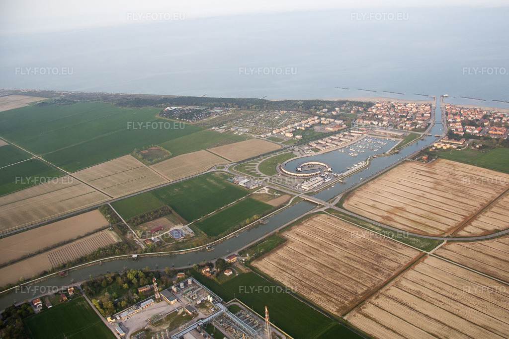 Vue aérienne: Vue de la ville à Casalborsetti dans le département Émilie-Romagne, Italie.Photo: IMG_087369.jpg prise le 05/04/2016 par Werner Riehm/FLY-FOTO.euRésolution de l'original: 5008 x 3339 px