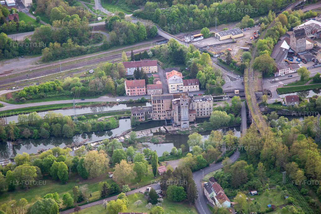 Vue aérienne: Ancien bâtiment d'usine à l'écluse de la Sarre N 26 à Saargemünd dans le département Moselle, France. Photo: IMG_140491.jpg prise le 30/04/2024 par Werner Riehm/FLY-FOTO.eu – Résolution de l'original: 5472 x 3648 px