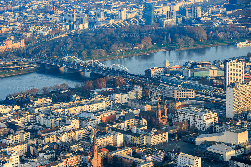 Luftbild: Stadtübersicht aus Westen bis zum Rhein und der Konrad-Adenauer-Brücke im Ortsteil Mitte in Ludwigshafen im Bundesland Rheinland-Pfalz in Deutschland. Foto: IMG_152017.jpg vom 12.12.2025 durch Werner Riehm/FLY-FOTO.de