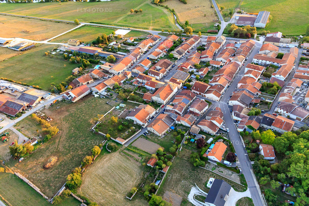 Luftbild: Ortsansicht von Nordosten in Pagny-la-Blanche-Côte im Bundesland Meuse in Frankreich. – Foto: IMG_118378.jpg vom 15.09.2019 durch Werner Riehm/FLY-FOTO.de – Auflösung des Originals: 5026 x 3351 px