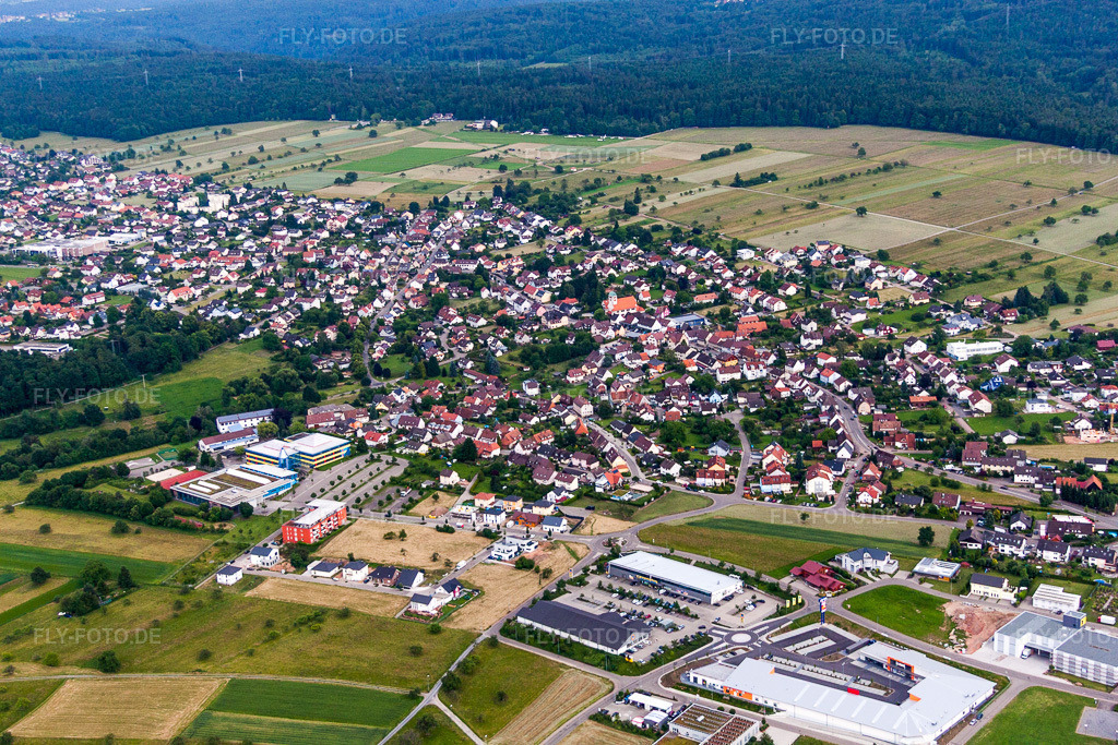 Luftbild: Ortsansicht der Straßen und Häuser der Wohngebiete in Conweiler im Ortsteil Conweiler in Straubenhardt im Bundesland Baden-Württemberg in Deutschland. Foto: IMG_66773.jpg vom 07.06.2014 durch Werner Riehm/FLY-FOTO.de