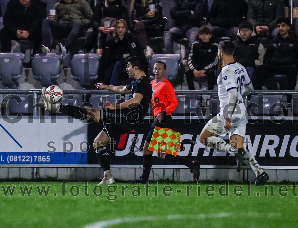 2024-03-15_084_FC_Schwaig_gegen_1_FC_Garmisch-Partenkirchen | Oberding, Deutschland, 15.03.2024:
Fußball, Landesliga Südost 2023 / 2024, 25. Spieltag, FC Schwaig gegen 1. FC Garmisch-Partenkirchen, Endergebnis: 4:0

Johannes Empl (FC Schwaig, #14), Moritz Müller (1. FC Garmisch-Partenkirchen, #26)

Foto: Christian Riedel / fotografie-riedel.net