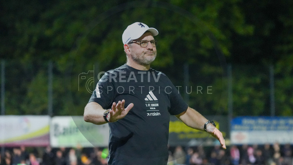 Fußball, Herren, Saison 2025/2026, Testspiel, Freundschaftsspiel, FSV 63 Luckenwalde vs. 1.FC Union Berlin, Mittwoch 08.10.2025, Werner-Seelenbinder-Stadion Luckenwalde, | Fußball, Herren, Saison 2025/2026, Testspiel, Freundschaftsspiel, FSV 63 Luckenwalde vs. 1.FC Union Berlin, Mittwoch 08.10.2025, Werner-Seelenbinder-Stadion Luckenwalde, Im Bild: Steffen Baumgart (Trainer 1.FC Union Berlin) - Realisiert mit Pictrs.com