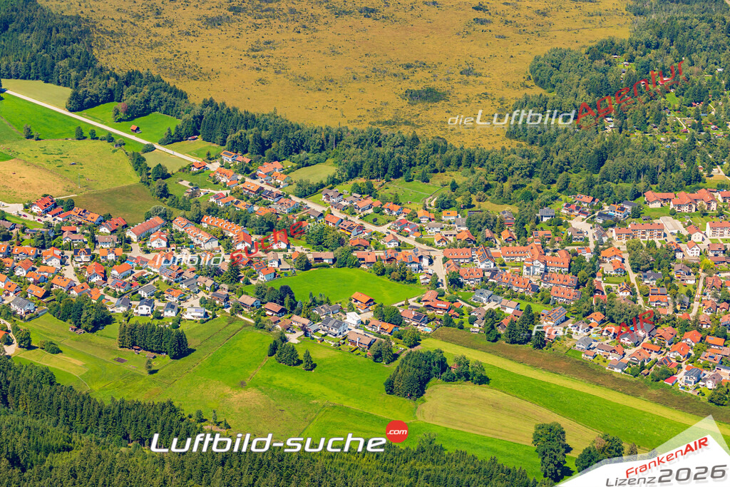 Klassische Luftaufnahme ohne Drohne zeigt:Johannisberg bei Penzberg - Die Luftbildaufnahme wurde 2025 vom UL-Flugzeug heraus erstellt ( keine Drohne ) - Hochauflösende Luftaufnahme -Nicht vergleichbar mit Google Maps oder Satelittenbilder- Die Geschenkidee !Mit Lizenz und Bildrechte bestellbar