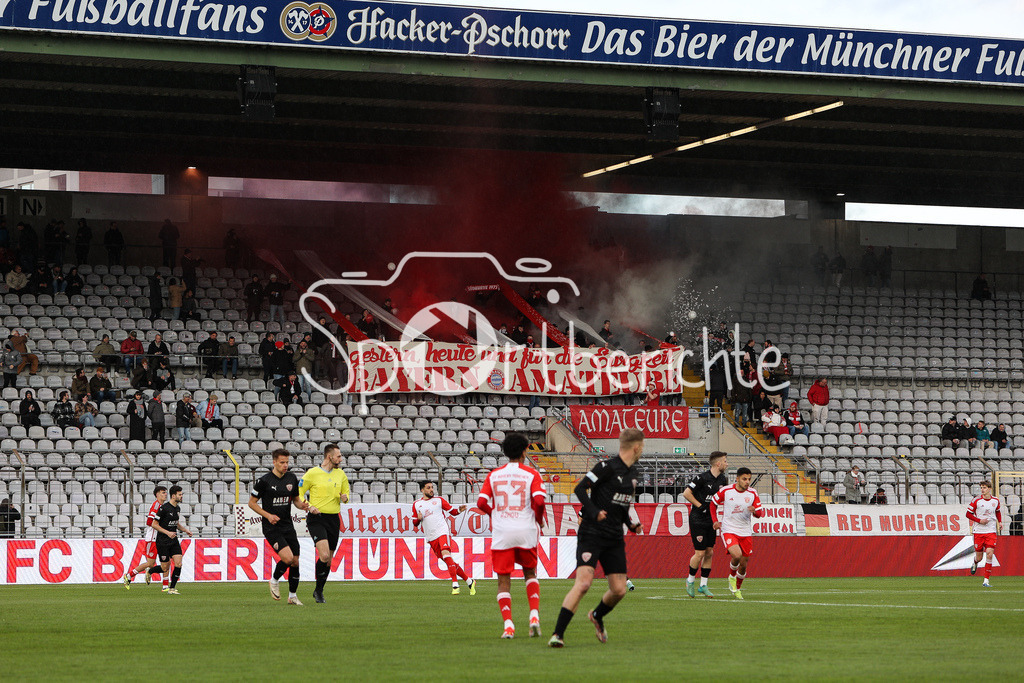 FC Bayern Amateure - TSV Buchbach | Die Fans der Amateure zeigen vor Spielbeginn eine Chore / Ultras / Zuschauer / Pyrotechnik / Pyro / Symbolbild