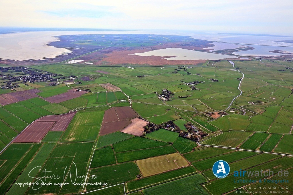 Luftbilder Hattstedt & Umgebung | Hattstedt ist bekannt für seine reetgedeckten Häuser und die Marienkirche, die um 1240 erstmals erwähnt wurde und romanische Stilelemente aufweist. Das Dorf bietet auch eine Vielzahl von Aktivitäten und Veranstaltungen, darunter das Internationale Musikfest Hattstedt, das in etwa alle zwei Jahre stattfindet.