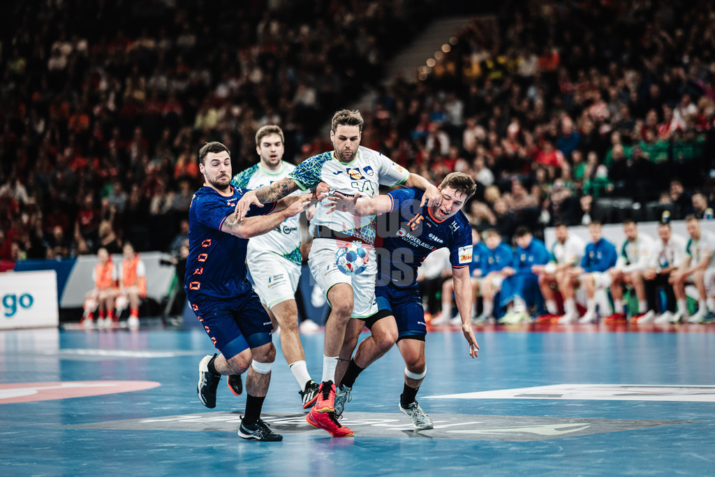 Handball | Herren | EHF EURO 2024 | European Championshop Men 2024 Final Tournament | Slowenien vs. Niederlande | 21.01.2024 | Dean Bombac (#44, Slowenien, SLO) setzt sich durch gegen Dani Baijens (#77, Holland, NED) links und Lars Kooij (#15, Holland, NED) rechts