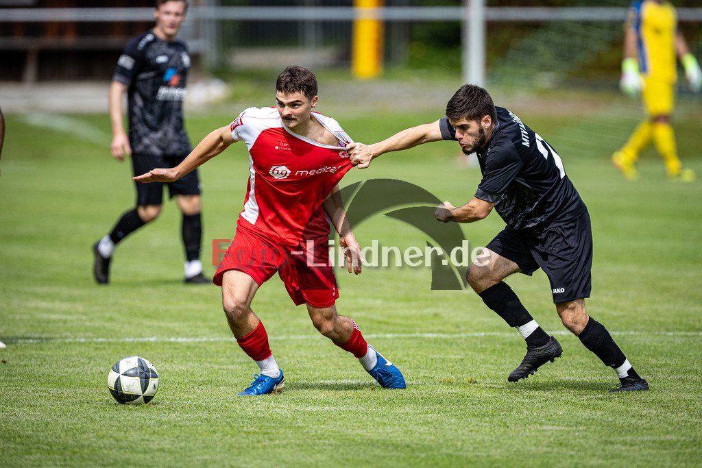 SV Raisting gegen MTV München | Fußball Herren Bezirksliga Oberbayern Süd 2025/26 9. Spieltag, SV Raisting gegen MTV München, 20250913,Zweikampf, 2025-09-13 in Raisting (Raiffeisen Arena Raisting), Florian FLATH (SV Raisting 3), Elsjan DURAJ (MTV München 23), Copyright: WolfgangxLindner www.foto-lindner.de