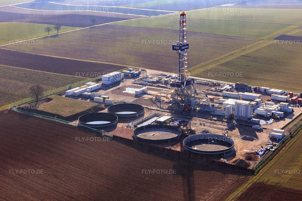 Bohrturm des Tiefenbohrplatz V20 von Vulcan Energy am Schleidberg zur Förderung von Geothermie und Lithium https://v-er.eu/de/ | Luftbild: Bohrturm des Tiefenbohrplatz V20 von Vulcan Energy am Schleidberg zur Förderung von Geothermie und Lithium https://v-er.eu/de/ in Insheim im Bundesland Rheinland-Pfalz in Deutschland. Foto: IMG_145437.jpg vom 05.03.2025 durch Werner Riehm/FLY-FOTO.de - Realisiert mit Pictrs.com