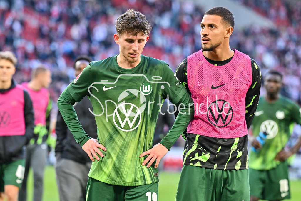 VfB Stuttgart - VfL Wolfsburg | STUTTGART, DEUTSCHLAND - 01. MÄRZ: hängende Köpfe und enttäuschte Blicke bei den Gästen nach dem Bundesligamatch zwischen dem VfB Stuttgart und dem VfL Wolfsburg am 24. Spieltag in der MHP-Arena / DFL REGULATIONS PROHIBIT ANY USE OF PHOTOGRAPHS AS IMAGE SEQUENCES AND/OR QUASI-VIDEO / Niederlage / Jesper Grange LINDSTROM (VfL Wolfsburg 19) und Vinicius De SOUZA COSTA (VfL Wolfsburg 5)