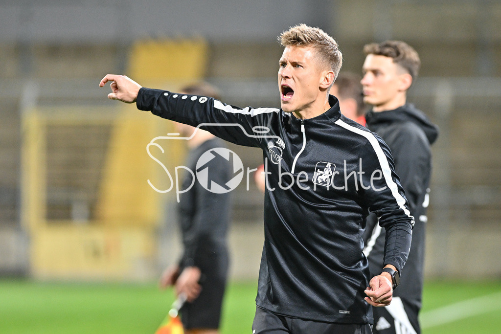 FC Bayern Amateure - TSV Schwaben Augsburg | im Bild TSV Schwaben Trainer Matthias OSTRZOLEK in Aktion / Freisteller / Einzelfoto / Regionalliga Bayern: FC Bayern Muenchen II - TSV Schwaben Augsburg, Gruenwalder Stadion am am 25.10.2024