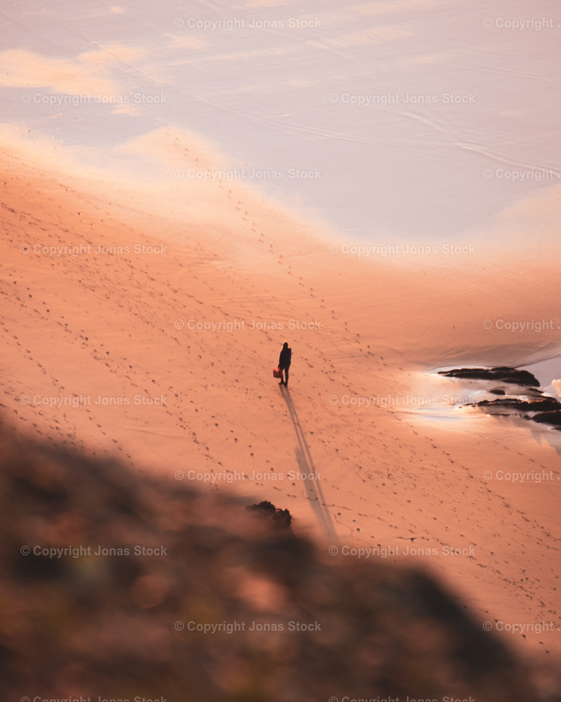 Way Home | A stranger walking on the beach during sunset in Portugal.  - Realisiert mit Pictrs.com