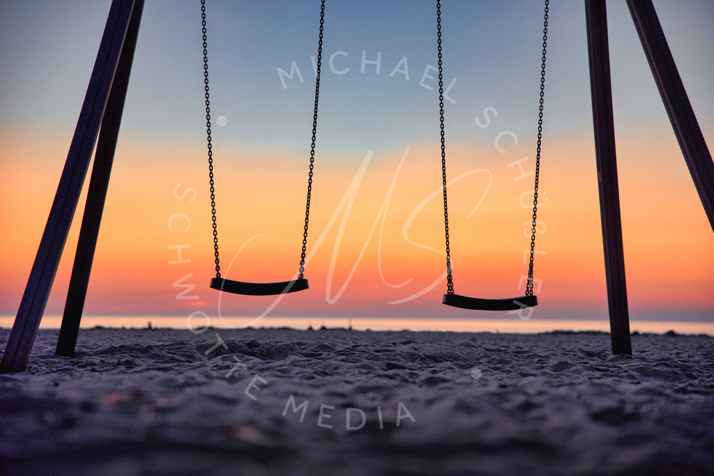 2021-09-08 SPO Strand Sonnenuntergang Schaukel - 040 | Schaukeln am Strand  - Realisiert mit Pictrs.com