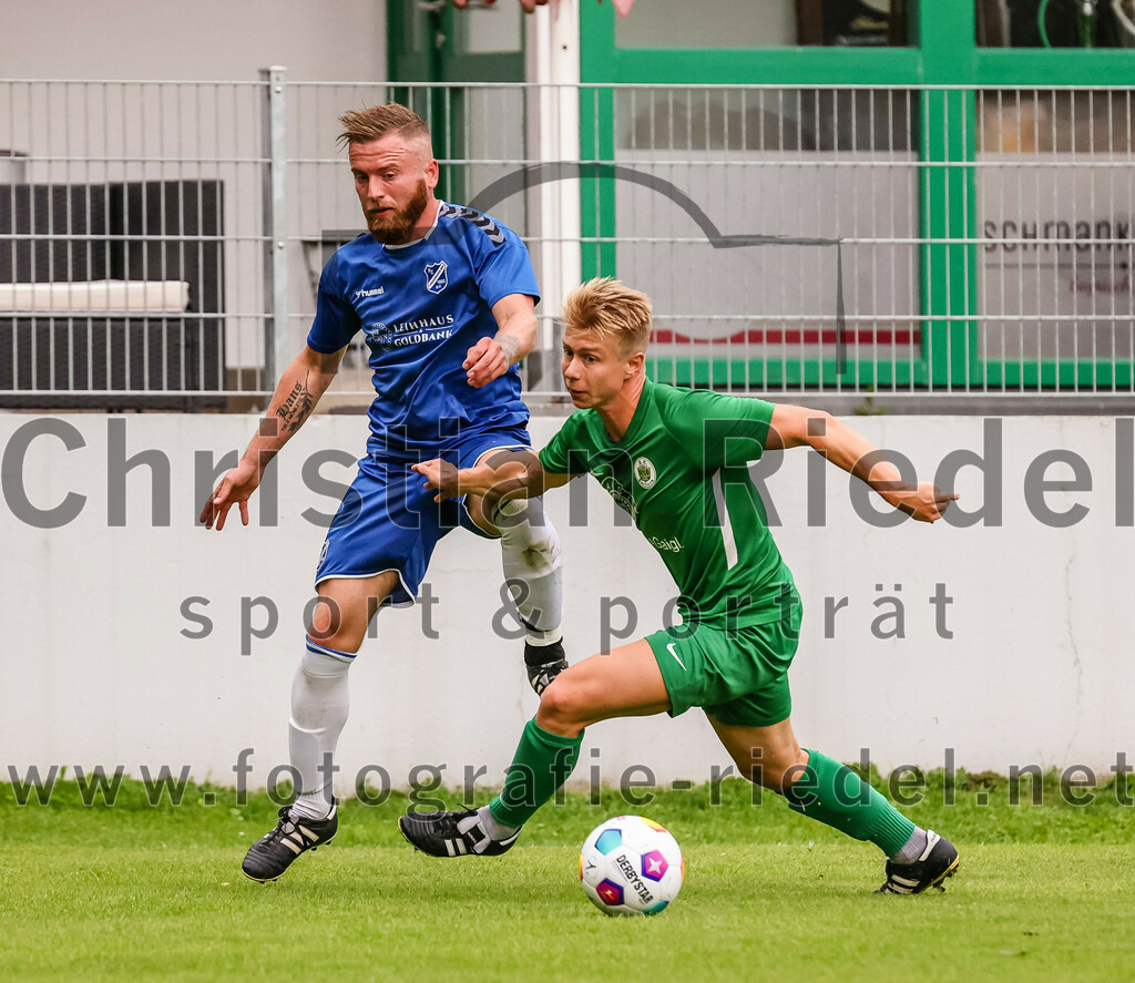 2023-08-04_074_FC_Forstern_gegen_FC_Langengeisling_II | Forstern, Deutschland, 04.08.2023:
Fußball, Kreisklasse 2023 / 2024, 1. Spieltag, FC Forstern gegen FC Langengeisling II, Endergebnis: 2:1

Moritz Wiesheu (FC Langengeisling, #8), Niklas Kasper (FC Forstern, #7)

Foto: Christian Riedel / fotografie-riedel.net