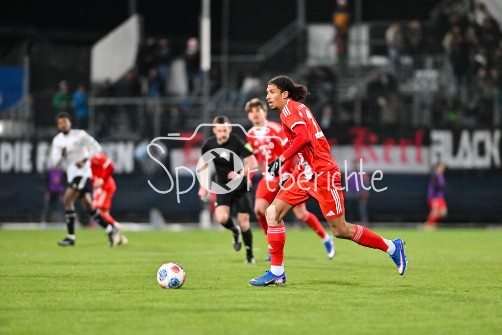 SV Wacker Burghausen - FC Bayern Amateure | BURGHAUSEN, GERMANY - 01. APRIL: am Ball Noah CODJO-EVORA (FC Bayern München II 13) / Einzelfoto / Freisteller während dem Match zwischen dem SV Wacker Burghausen und den Amateuren des FC Bayern München am 26. Spieltag der Regionalliga Bayern im Flatbuy Stadion
