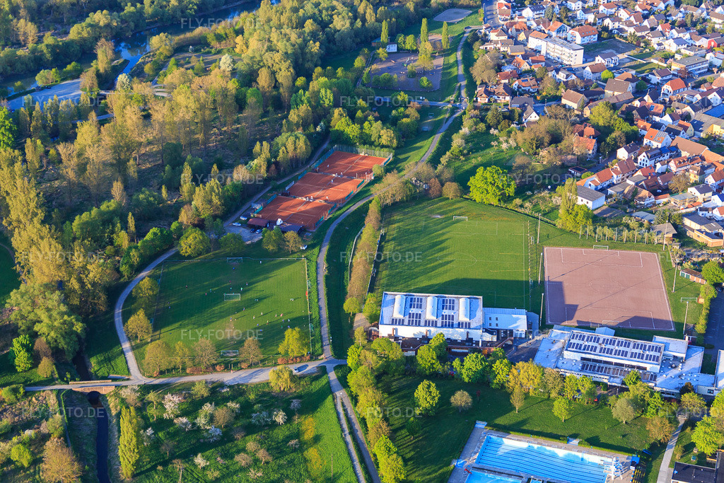 Luftbild: Sportplätze der SKG Stockstadt Tennisabteilung und Altrheinhalle in Stockstadt am Rhein im Bundesland Hessen in Deutschland.Foto: IMG_077665.jpg vom 23.04.2015 durch Werner Riehm/FLY-FOTO.deSKG Stockstadt - Abteilung TennisSKG Stockstadt | Wir bewegen Stockstadt am RheinAltrheinhalle - Gemeinde Stockstadt am Rhein