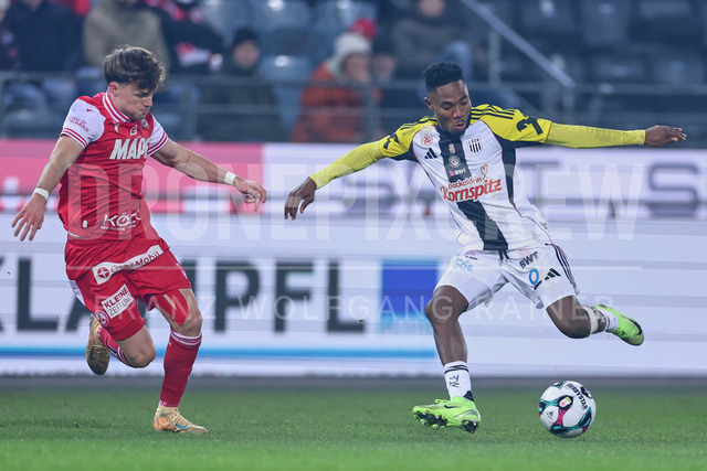 Austrian Bundesliga: Grazer AK 1902 vs LASK | GRAZ, AUSTRIA, 13.DEC.25 - SOCCER - ADMIRAL Bundesliga, Grazer AK 1902 vs LASK. The image shows Thomas Schiestl (GAK) and Moses Usor (Lask).