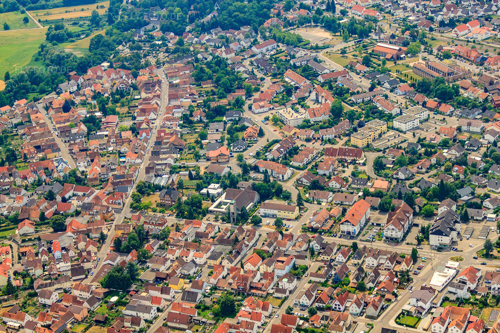 Luftbild: Stadtansicht von Nordosten in Jockgrim im Bundesland Rheinland-Pfalz in Deutschland. Foto: IMG_29739.jpg vom 02.07.2010 durch Werner Riehm/FLY-FOTO.de