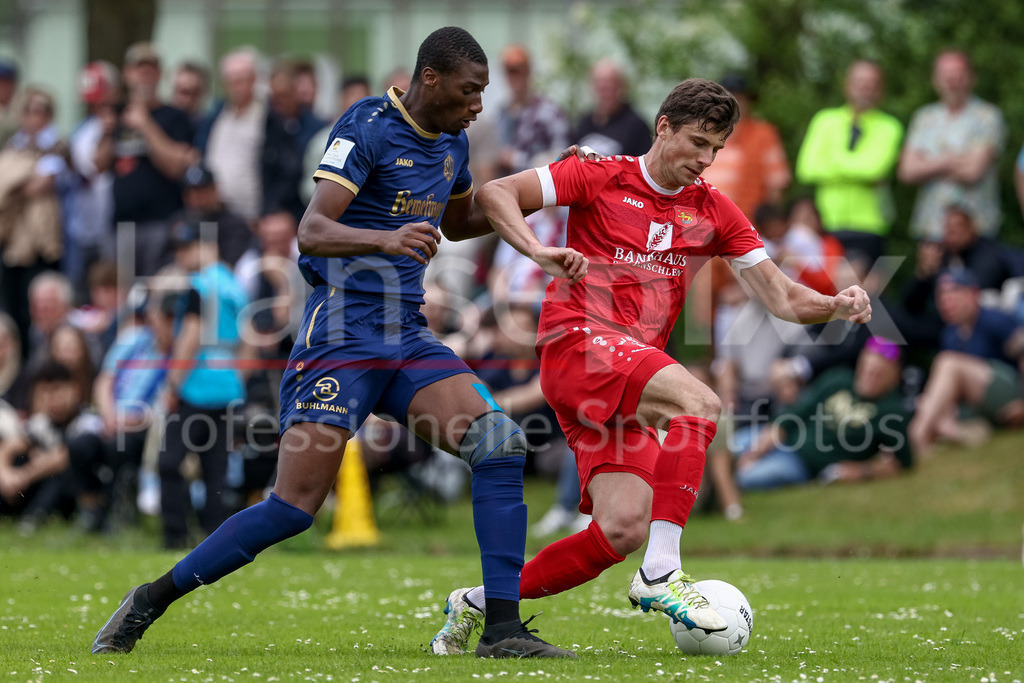 Fussball, Relegation Regionalliga Nord, SV Hemelingen - FSV Schöningen | v.li.: Isa Drammeh (SV Hemelingen, 19) und Daniel Reiche (FSV Schöningen, 30) im Zweikampf, Duell, Dynamik, Aktion, Action, Spielszene