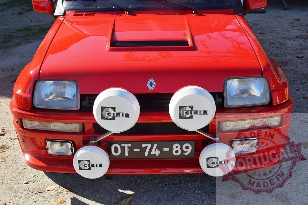 Renault 5 Turbo rally car front view with Cibie lights | Red Renault 5 Turbo vintage rally automobile showing front grille, headlights, and driving lamps - Realisiert mit Pictrs.com