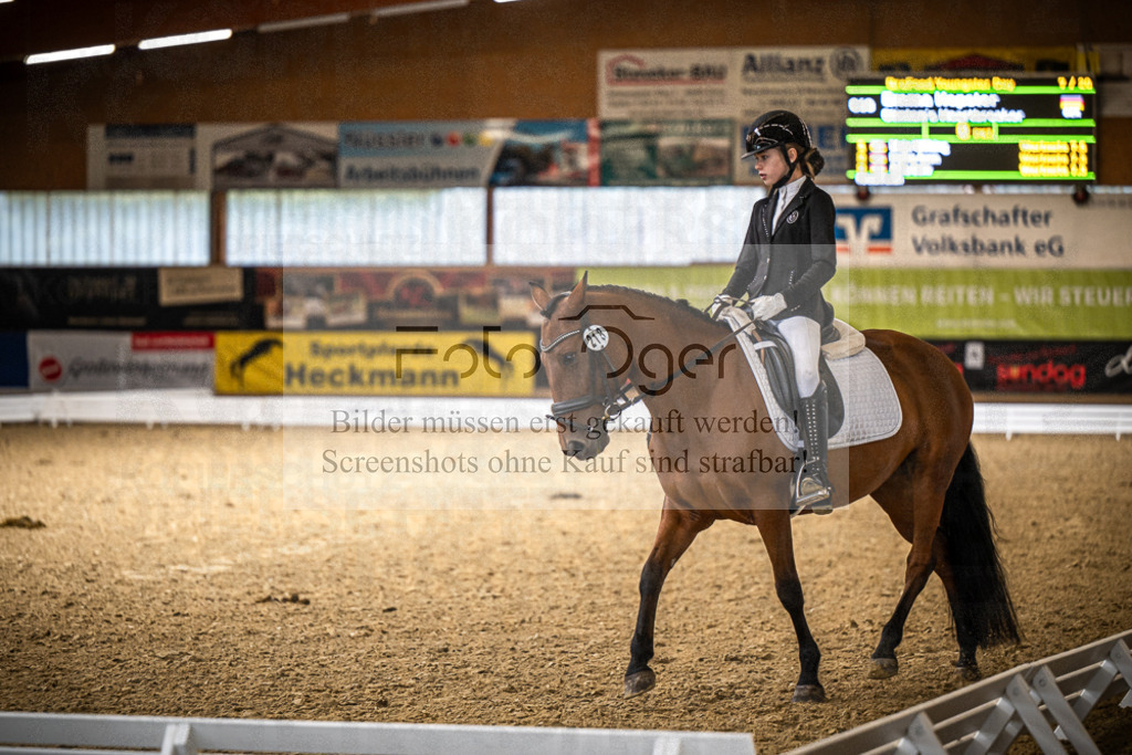 DOS_0922 | Entdecke hochwertige Reitturnierfotos von Foto Oger. Professionell, emotional und authentisch – jetzt Lieblingsmomente im Shop bestellen.Deutschlandweite Turnierfotografie. - Realisiert mit Pictrs.com