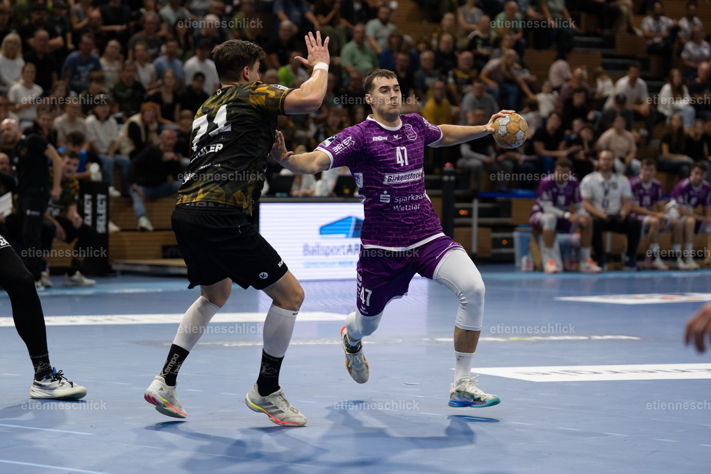 HC Elbflorenz 2006 - TV 05/07 Hüttenberg, 2. Handball-Bundesliga, 6. Spieltag | Im Bild: Danil Dyatlov (47, Hüttenberg) wirft den Ball04.10.2026, HC Elbflorenz 2006 - TV 05/07 Hüttenberg, 2. Handball-Bundesliga, 6. Spieltag, Deutschland, Dresden, BallsportArena Dresden