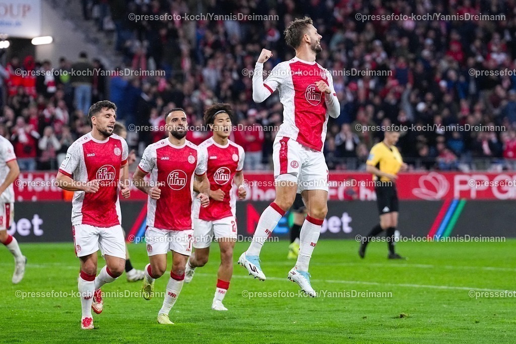 xYDRx02112501013 | 02.11.2025, xydrx, Fußball, 3.Liga, Rot-Weiss Essen - 1.FC Schweinfurt 05, Saison 2025 2026, Stadion an der Hafenstraße: Torjubel nach dem Tor zum 1:0 für Rot-Weiss Essen durch Torschütze Torben Muesel (Rot-Weiss Essen #26)   DFB regulations prohibit any use of photographs as image sequences and or quasi-video.