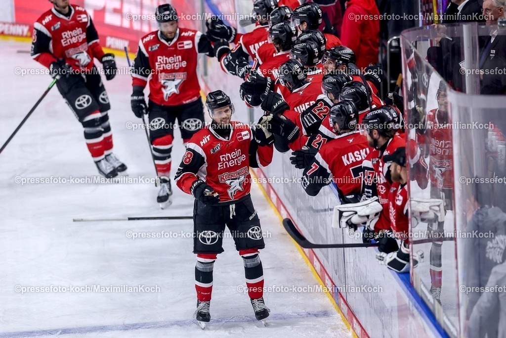 KEC15042601138 | 15.04.2026, Eishockey, DEL Halbfinale Play-Offs, Kölner Haie - Eisbären Berlin, Spiel 4, Lanxess-Arena Köln: Torjubel nach dem Tor zum 3:2 durch Torschütze Dominik Bokk (Kölner Haie #78) 