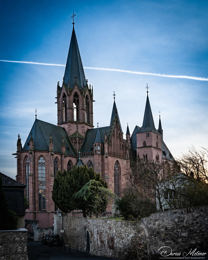 Katharinenkirche in Oppenheim | Die imposante Katharinenkirche in Oppenheim gilt als eine der bedeutendsten gotischen Kirchen am Rhein. Ihre Errichtung erfolgte in mehreren Bauabschnitten im 13., 14. und 15. Jahrhundert. Heute ist sie eine der schönsten Sehenswürdigkeiten in Rheinhessen.