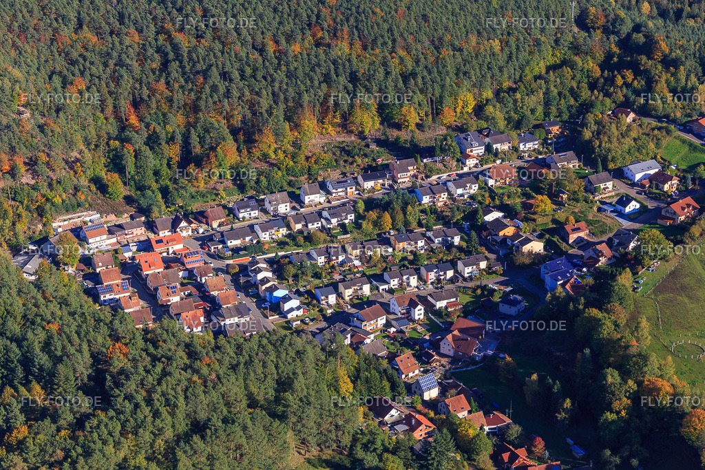Wohnsiedlung Sonnenstraße, Ringstr | Luftbild: Wohnsiedlung Sonnenstraße, Ringstr in Bruchweiler-Bärenbach im Bundesland Rheinland-Pfalz in Deutschland. Foto: IMG_103908.jpg vom 14.10.2017 durch Werner Riehm/FLY-FOTO.de - Realisiert mit Pictrs.com