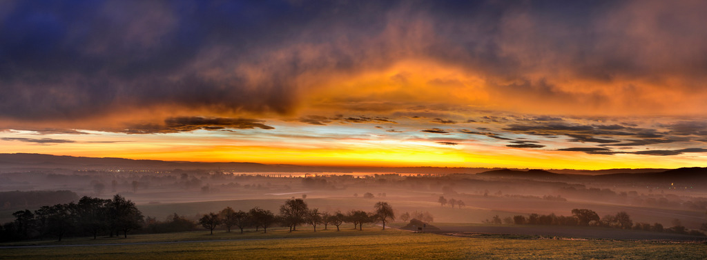 Föhnfenster über dem Radolfzeller Aachried | Sonnenaufgang bei Föhnwetterlage über dem Radolfzeller Aachried - Realisiert mit Pictrs.com
