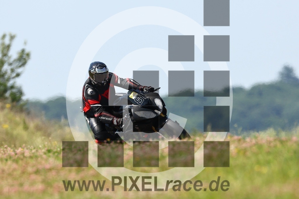 0081-20250619_02122 | Schöne Erinnerungen an spannende Momente - das festzuhalten ist unser Job. PIXELrace.de ist seit 2003 auf den Rennstrecken Europas unterwegs um die Action draußen beim Fahren und die wunderbare Stimmung imm Fahrerlager für euch einzufangen.