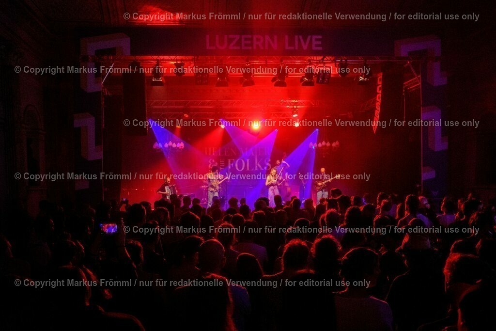 20230728-helen-maier-and-the-folks-030 | Helen Maier &amp; The Folks am Luzern Live Festival. Am Freitag 28. Juli 2023 im Hotel Schweizerhof in Luzern. Helen Maier — Violine / Alexander Graf — Violine, Bratsche / Andreas Gut — Akkordeon / Theo Känzig — Gitarre / Jonas Künzli — Kontrabass / Adrian Böckli — Schlagzeug, Percussion. Foto: Markus Frömml