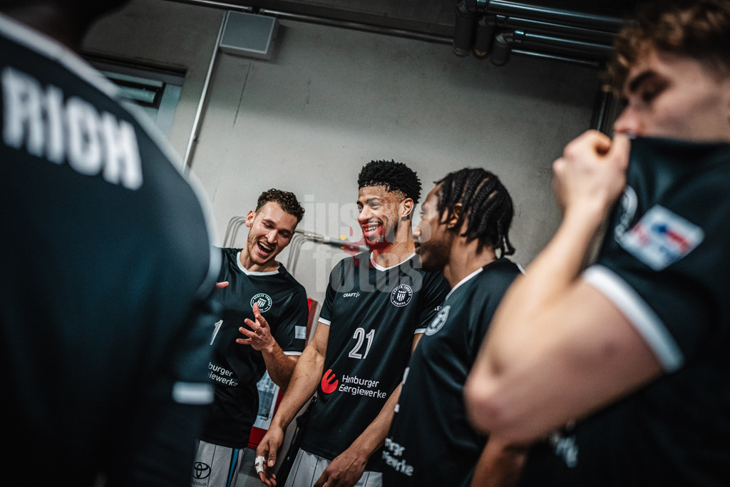 Basketball | Männer | Saison 2024/2025 | easyCredit Basketball Bundesliga | 18. Spieltag | Veolia Towers Hamburg vs. FIT/One Würzburg Baskets | 26.01.2025 | v.l. Brae Ivey (#1, Veolia Towers Hamburg), Jordan Barnett (#21, Veolia Towers Hamburg) und Jonathan Stove (#22, Veolia Towers Hamburg)