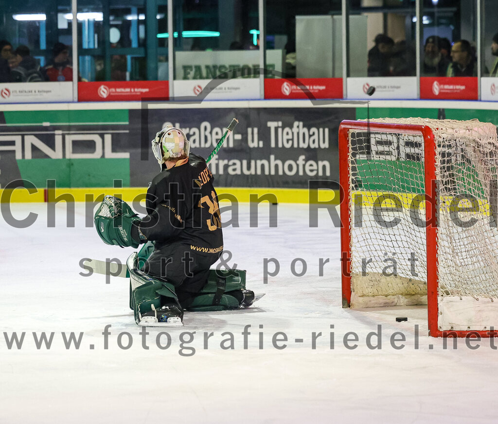2025-12-14_014_TSV_Erding_gegen_ECDC_Memmingen_Indians | Erding, Deutschland, 14.12.2025:Eishockey, Oberliga Süd 2025 / 2026, 26. Spieltag, TSV Erding gegen ECDC Memmingen Indians, Endergebnis: 1:2Foto: Christian Riedel / fotografie-riedel.net